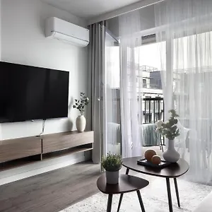 New #madalinskiego57 - Center, New Bulding, 2 Bedrooms, 2x Double Beds And A Fold-out Sofa, Separate Kitchen, Air Conditioning, Balcony, Underground Parking, Self Check In 24h, Internet, Netflix, Coffee Machine, Washing Machine,1 Km To The Railw Apartament Wrocław